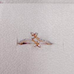 Stylish Flower Ring Crafted In Pure Diamond Ring